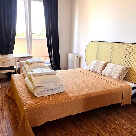 Spacious, Sunny In The Center Apartment