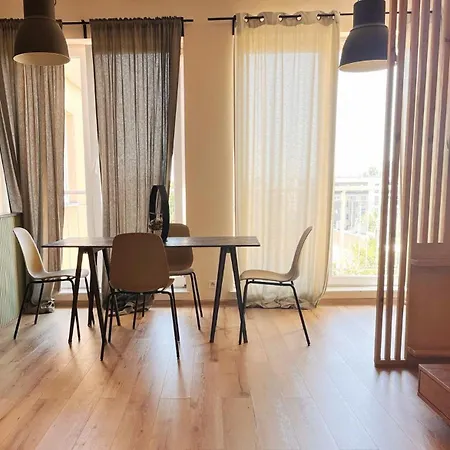 Spacious, Sunny In The Center Apartment